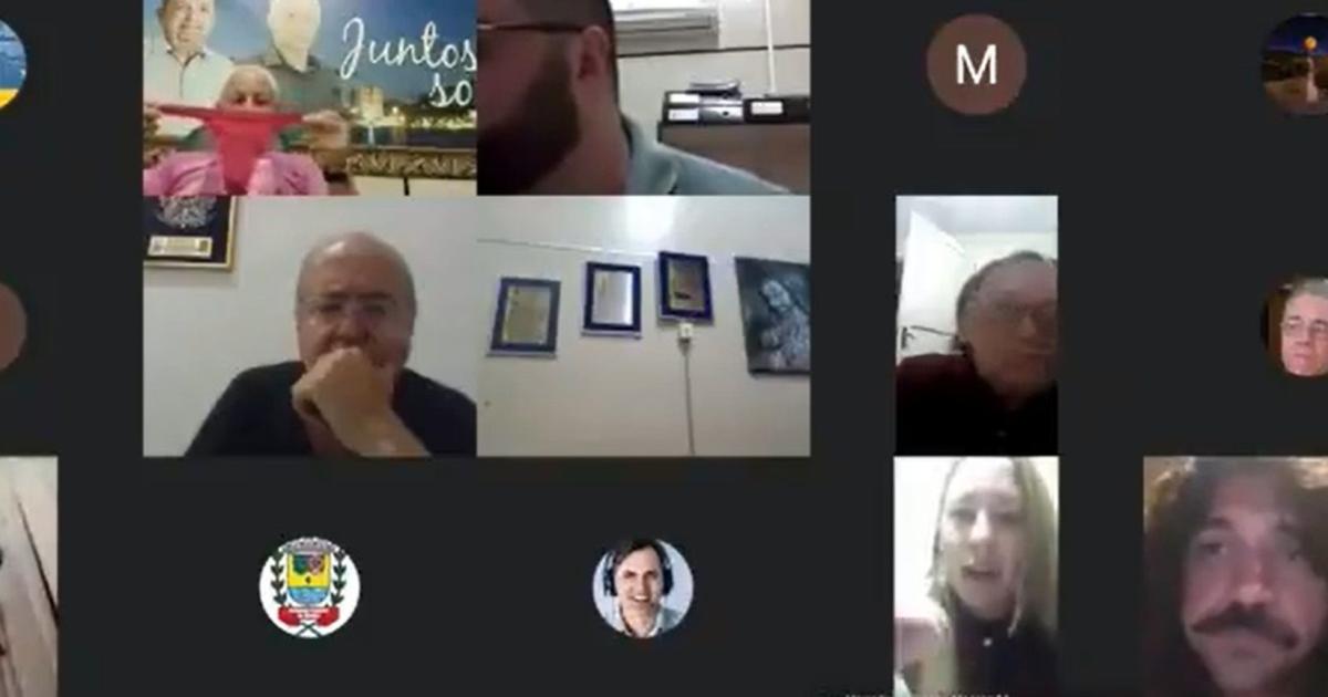 Vereador pode perder o cargo após cheirar calcinha em sessão on-line: 'asqueroso' thumbnail