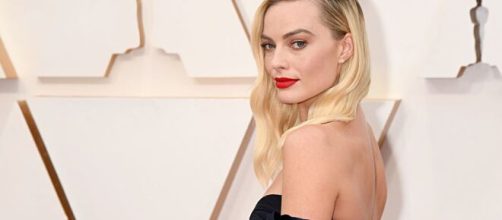 Margot Robbie to star in female-fronted 'Pirates of the Caribbean ... (Image via ABCNews/Youtube)