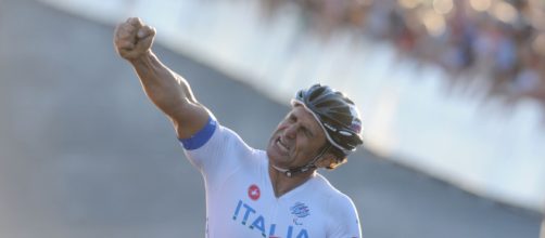 Alex Zanardi potrebbe aver perso il controllo dell'handbike a causa di una buca.