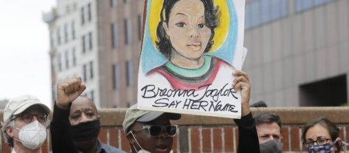 Manifestantes en las protestas pacíficas por la muerte de Breonna Tyler