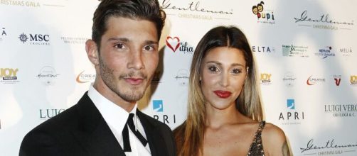 Stefano De Martino avrebbe tradito Belen con una conduttrice più grande di lui.