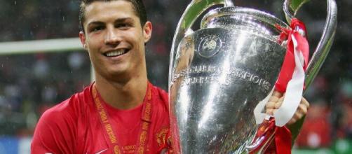 Cristiano Ronaldo segurando a troféu da Champions Legue. (Arquivo Blasting News)