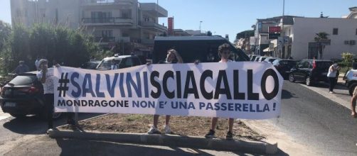 Matteo Salvini a Mondragone, contestatori tagliano i fili della corrente per non farlo parlare.