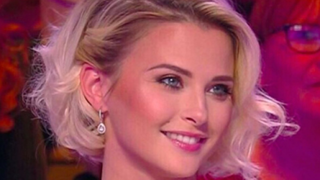 TPMP : Kelly Vedovelli dit être en manque de l'émission. Credit: Instagram/kellyvedovelli