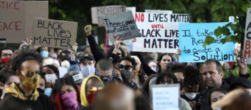 Negros e brancos americanos protestam contra morte de Floyd. (Arquivo Blasting News)