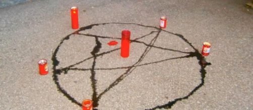 Firenze, abusi e violenze: arrestato giovane capo di setta satanica.