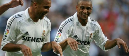 Roberto Carlos e Ronaldo Fenômeno jogando pelo Real. (Arquivo Blasting News)