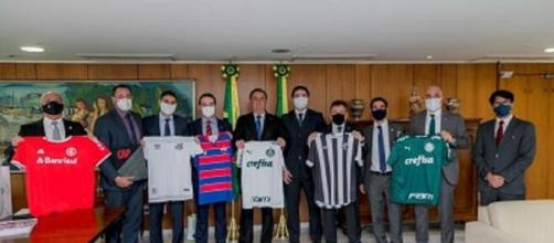 Presidentes dos clubes posaram para fotos junto com o presidente Bolsonaro. (Foto: Reprodução/ André Sicam)