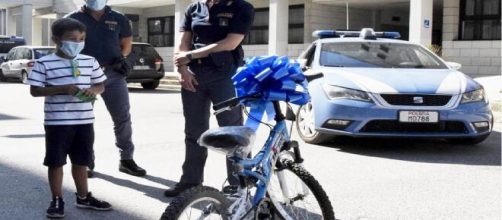 Brindisi, bambino derubato della sua bicicletta: la polizia gliene regala una tutta nuova.