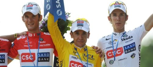 Carlos Sastre in mezzo ai fratelli Schleck al Tour de France 2008.