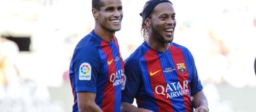 Rivaldo e Ronaldinho jogando pelo Barcelona. (Arquivo Blasting News)