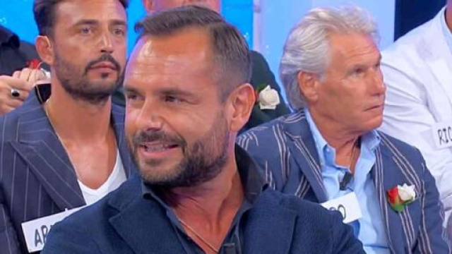 Enzo Capo con un'altra modella sul set.