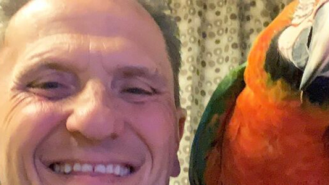 Enzo Salvi aggredito a Ostia, difendeva il suo pappagallo.