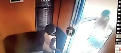 Momento em que o menino Miguel entra no elevador. (Reprodução/TV Globo)