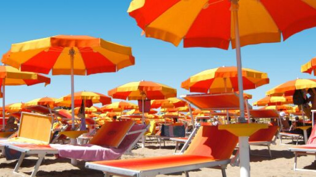 Coronavirus, le regole da seguire in estate: no agli assembramenti in spiaggia.