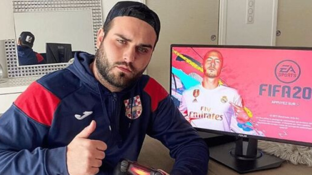 Nikola Lozina dévoile ses cinq nouveau tatouages et se fait lyncher par les internautes. Il leur répond et ça fait mal !