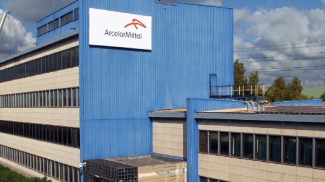 Taranto, in attesa del piano industriale Arcelor Mittal ricorre alla cassa integrazione per quasi tutto l'organico.