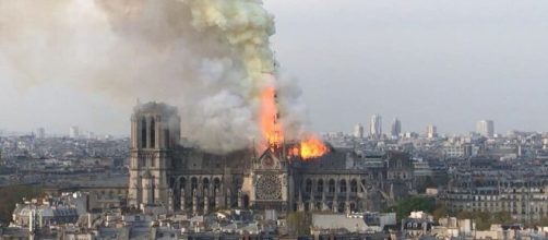 Comienza la eliminación de los andamios que yacen debajo de la Catedral de Notre Dame.