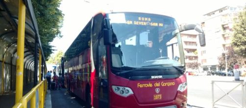 Foggia, in centro pretendono di salire sul bus senza mascherina: autista viene preso a calci.