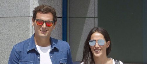 Malú y Albert Rivera publican la primera imagen de su hija y la televisión se hace eco de la noticia.