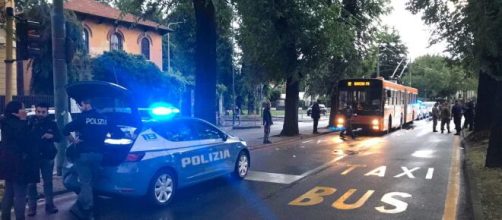 Milano, giovane muore accoltellato dopo lite sul filobus.