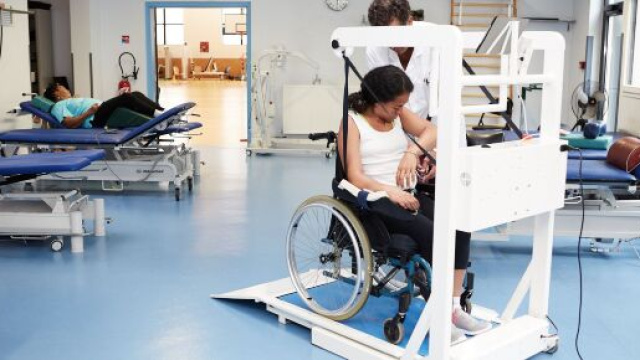 La machine ema® permet la rééducation de la marche sur tapis roulant (source : EzyGain)