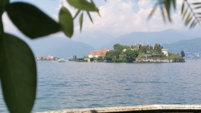 La vista di una delle isole da Stresa.