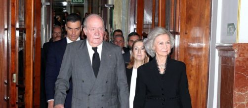 El rey Juan Carlos acompañado por la reina Sofía