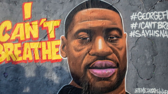 Cauzione milionaria per il poliziotto che ha ucciso George Floyd.