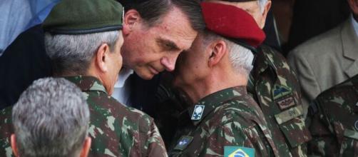 Bolsonaro com Militares. (Arquivo Blasting News)