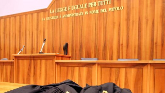 Cicciano, litiga con i vicini, si sente male e muore: assolti in quattro dall'accusa di omicidio.
