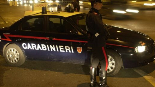 Donna di 23 anni lancia la figlia di 15 mesi contro l'auto dell'ex.