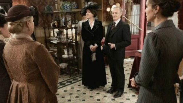 Una Vita, trame al 25 luglio: Felipe indaga sul rapporto tra Genoveva e Alfredo.