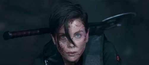 Charlize Theron em cena do filme de ação 'The Old Guard'. (Reprodução/Netflix)