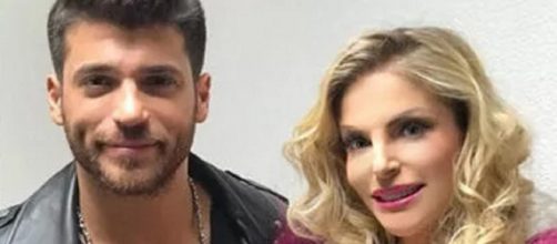 L'attore turco Can Yaman ha stregato la show girl Francesca Cipriani.