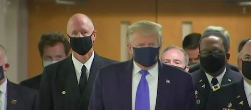 Coronavirus : Donald Trump porte un masque publiquement (Source photo : Capture The Guardian video)