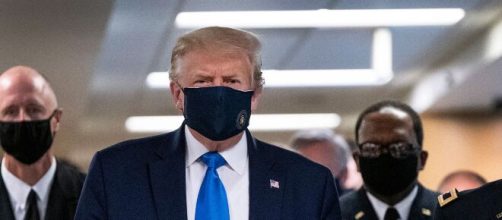 El presidente estadounidense, Donald Trump, se muestra, por primera vez, con mascarilla.