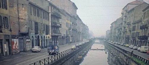 Milano, venditore di rose spinto in acqua da due giovani alla Darsena: indagini in corso.