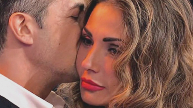 Ida Platano conferma la crisi con Riccardo e dichiara: 'Merito di essere felice'.