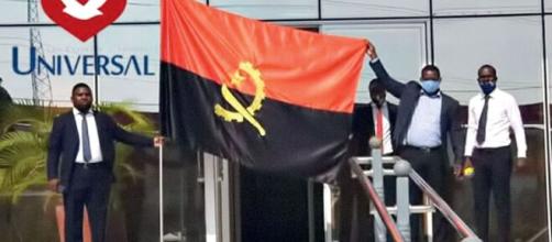 Grupo em prédio ocupado de Luanda: gritos por justiça e hasteamento da bandeira nacional. (Igreja Universal Angola/Divulgação)