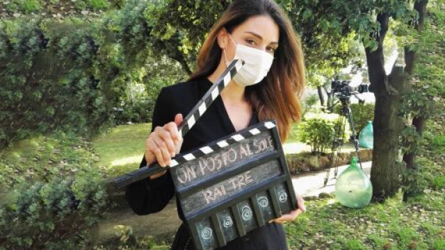 Serena (Miriam Candurro) sul set di Un posto al Sole.