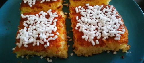 Torta al cocco e granella di zucchero senza glutine.