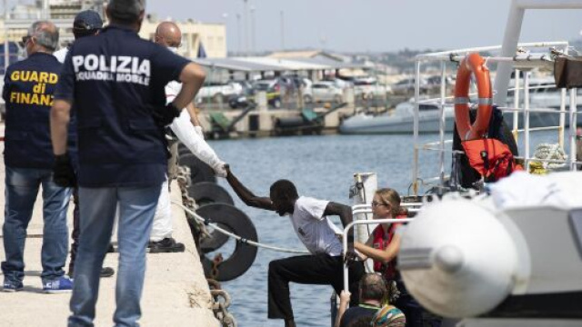 Ragusa, 11 migranti trovati positivi al Coronavirus dopo uno sbarco a Pozzallo.