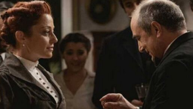 Una vita, spoiler Spagna: Ramon fa una proposta di matrimonio a Carmen.