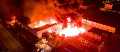 Grave incendio nella notte che ha distrutto alcuni edifici dell'area industriale di Avezzano.