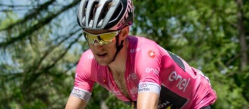Simon Yates in maglia rosa al Giro d'Italia 2018.
