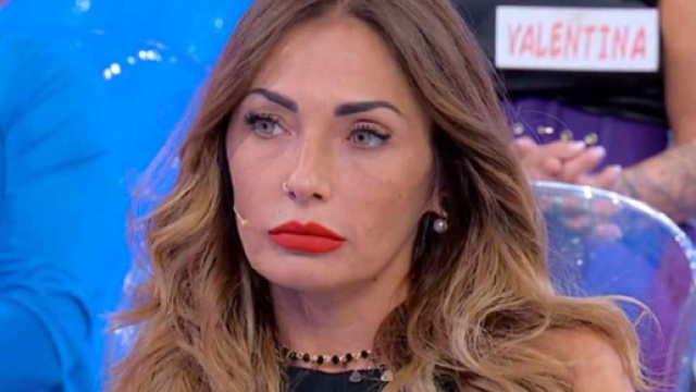 Uomini e Donne, Ida replica alle offese sulle sue gambe: 'Tanta cattiveria, ci sto male'.