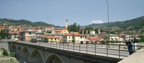 Tragedia familiare a Borgotaro, Parma: un uomo ha ucciso la moglie con un fucile e si è poi tolto la vita.