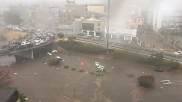 Nubifragio a Palermo, le auto travolte e sommerse dall'acqua.