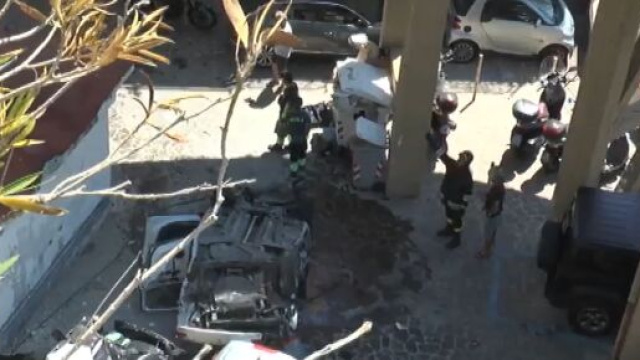 Napoli, auto sfonda una ringhiera e precipita nel vuoto.